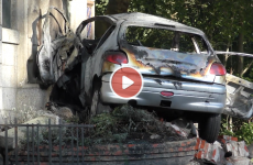 Auto ingereden op standbeeld