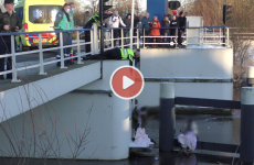 brandweer-redt-schaatser